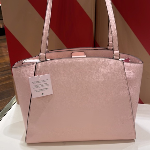 Kate Spade Brim Laptop Tote 

COLOR:
Chalk Pink - Picture 7 of 16